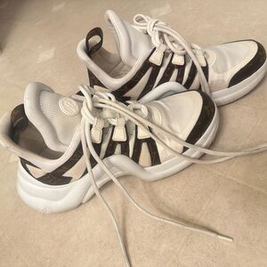 Pre-own authentic Louis Vuitton Archlight Sneaker size 29